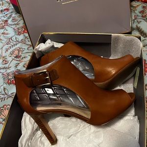 Louise er cie brown heels with side buckle